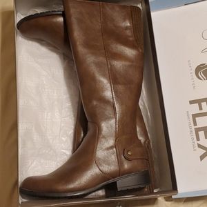 NEW! 8.5W Women's Boots